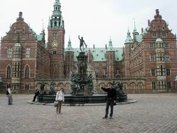 Замок Frederiksborg. Здесь находится музей национальной истории Дании