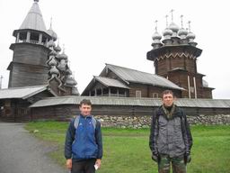 Сергей и Александр на фоне деревянных сооружений