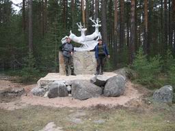 Александр и Сергей у памятника оленям