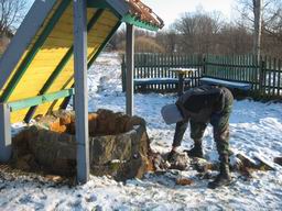 Александр Журавлёв набирает воду