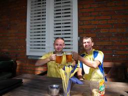 Андрей и Сергей пьют пиво