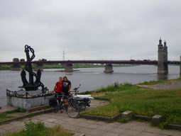 Сергей и Андриана Мезеновы на фоне моста Королевы Луизы в Советске. Они выехали на маршрут раньше всех