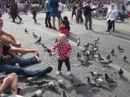 Дариана кормит голубей