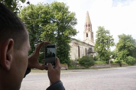 Дмитрий Петухов фотографирует кирху