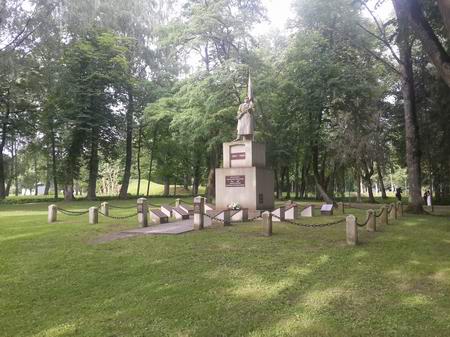 Памятник советским воинам возле замка Раудонес.