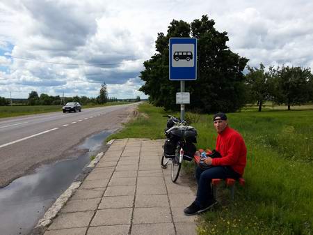 Очередной пит-стоп на автобусной остановке в какой-то деревне.