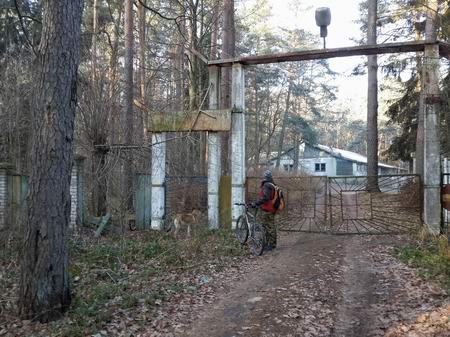 Александр Иванюта и Барбос ознакамливаются с пионерлагерем им. Володи Дубинина.