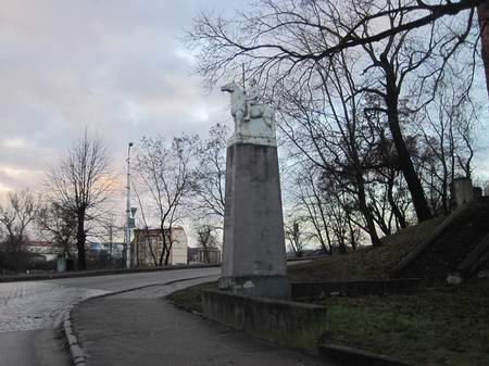 Мужик на коне возле замка Инстербург