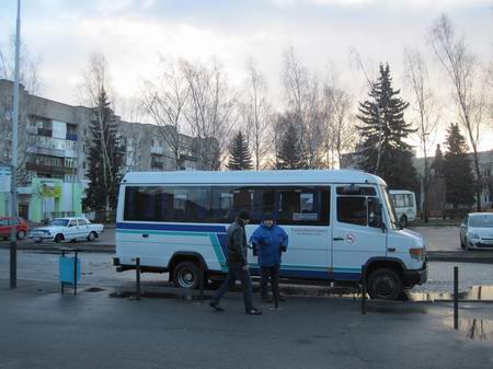 Но большой автобус на 10:05 сломался. Вместо него приехал этот микрик. Меня не взяли и предложили подождать следующего, который будет в 11:39