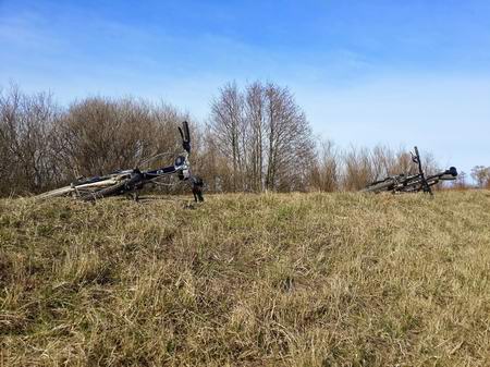 Велосипеды отдыхают в поле