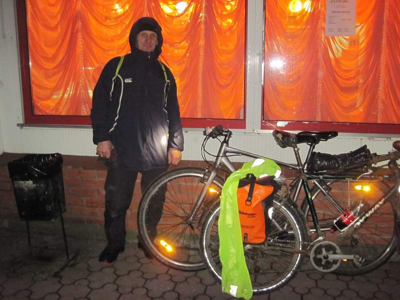 Александр Копосов на фоне кафе Гурман на автовокзале
