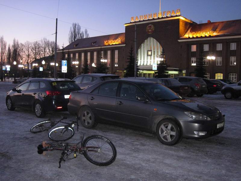 Приехали на Южный вокзал с двумя велами с Фёдором Щербиной на машине