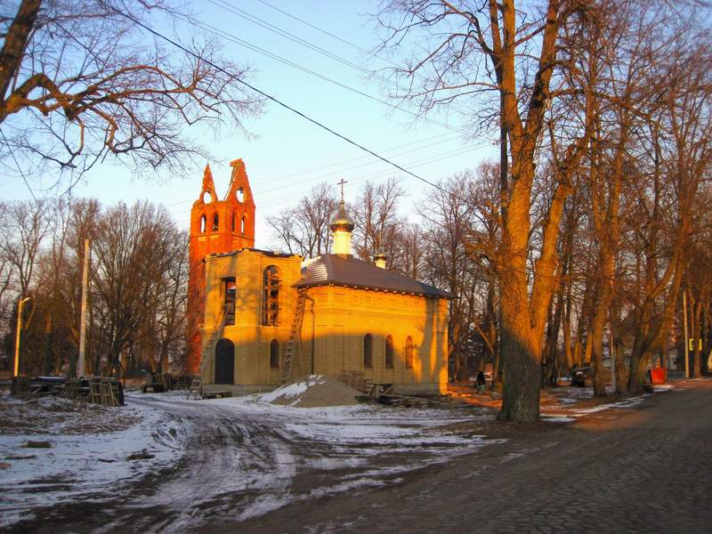 Рядом с кирхой строят новую церковь