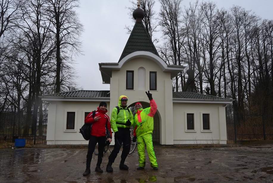 У главного входа в женский монастырь в Изобильном.