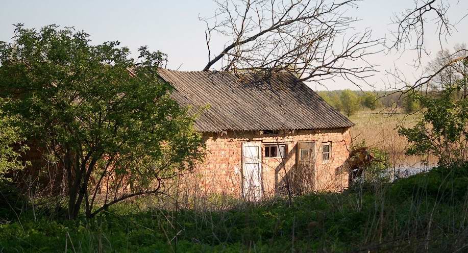 Заброшенный сарай у озера.