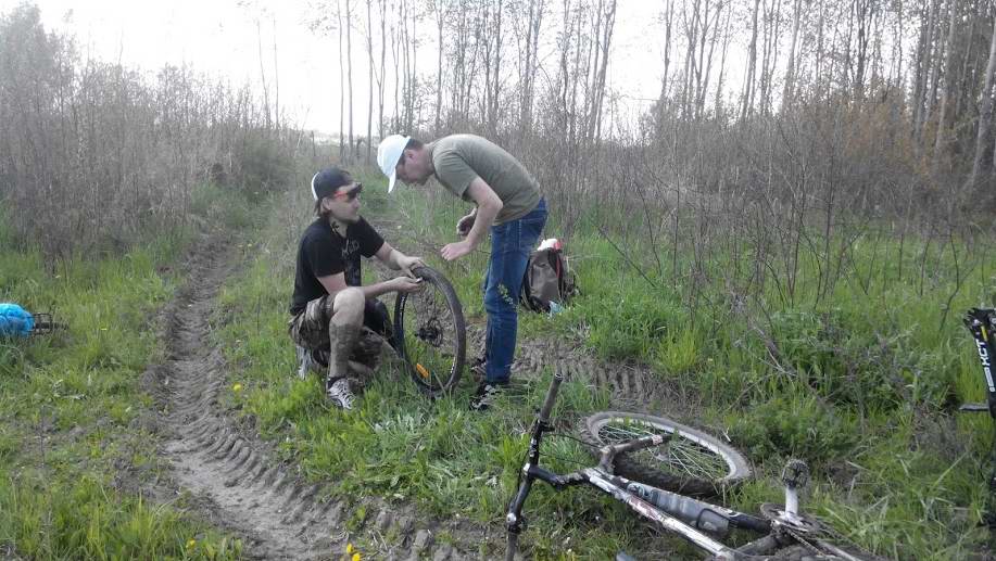 Второй прокол .Помогаем участнику проклеить камеру.