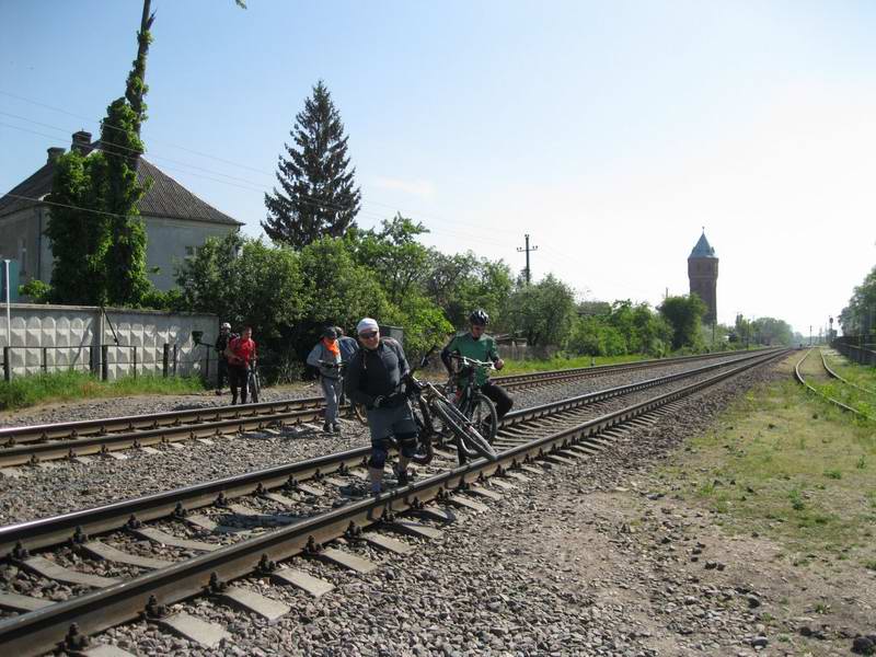 Перебираемся через пути.