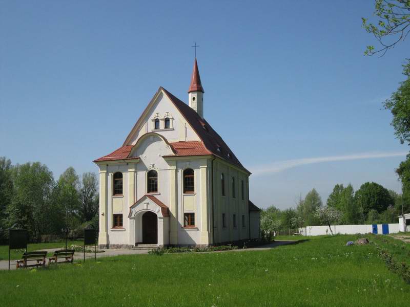 Выехали к странной церкви.