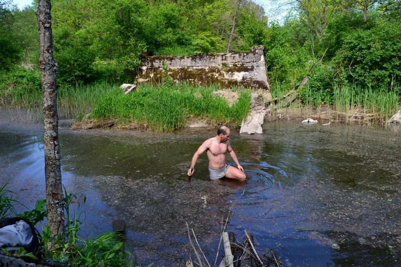 Тестим дно. В этом месте неглубоко, однако справа яма.