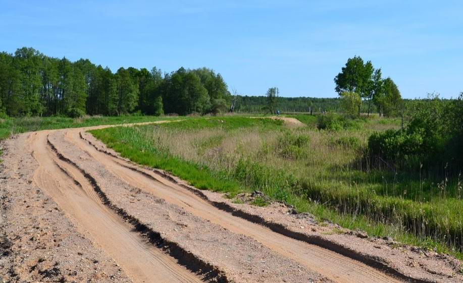 Дорога по дамбе вдоль реки Луговая.