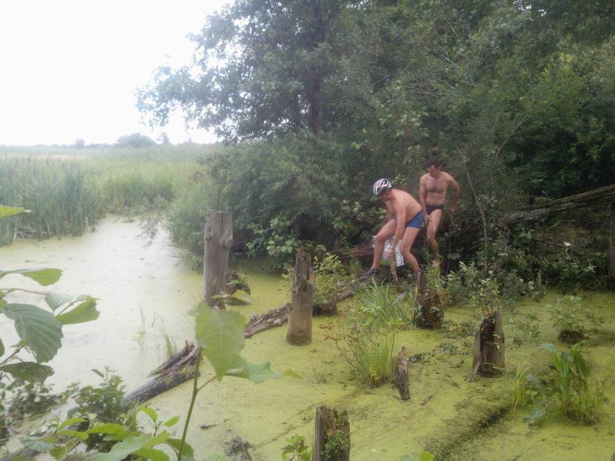 После снятия верёвки Вячеслав и Роман перебираются через болото