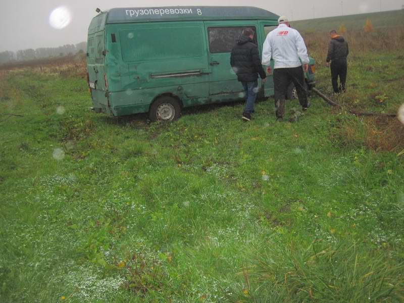 Помогаем мужикам вытащить микроавтобус из грязи