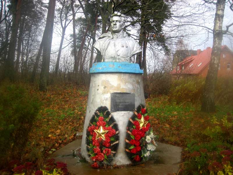 Памятник Черняховскому в Ржевском