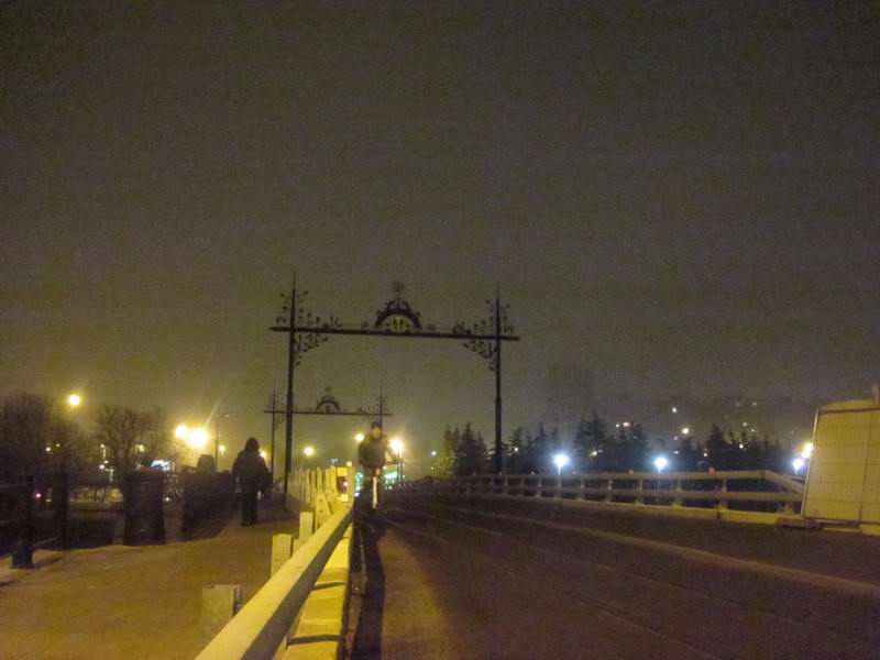 Деревянный мост с новыми опорами контактной сети трамвая рядом с местом старта