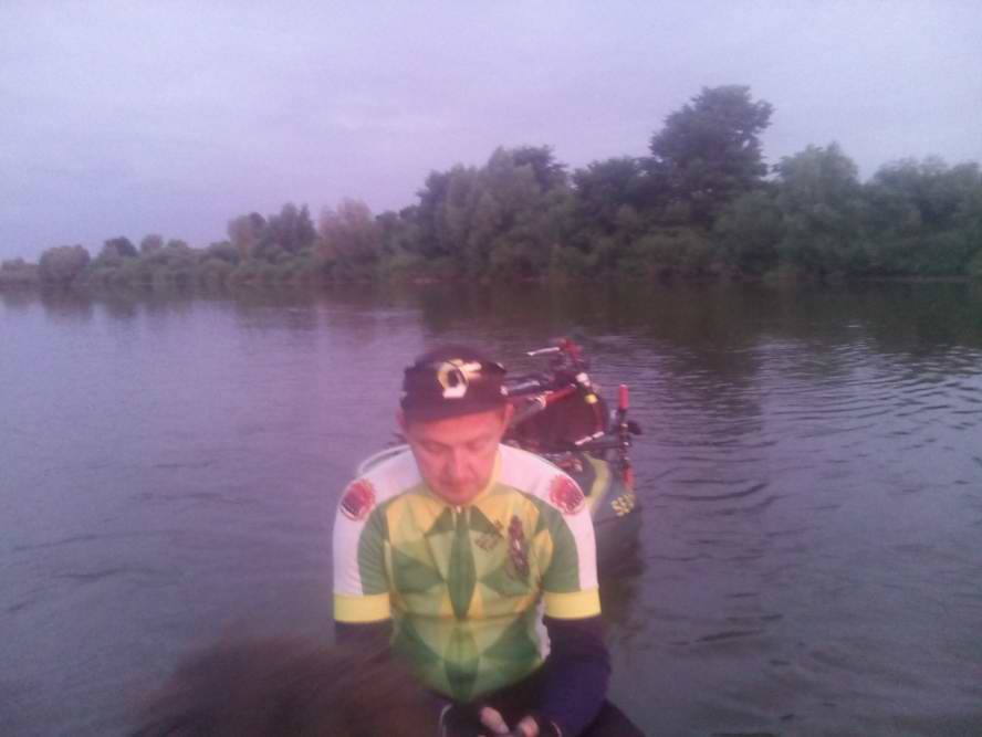 Переправа в предрассветной мгле через реку Матросовку из Малых в Большие Бережки. На фото Алексей Кузнецов