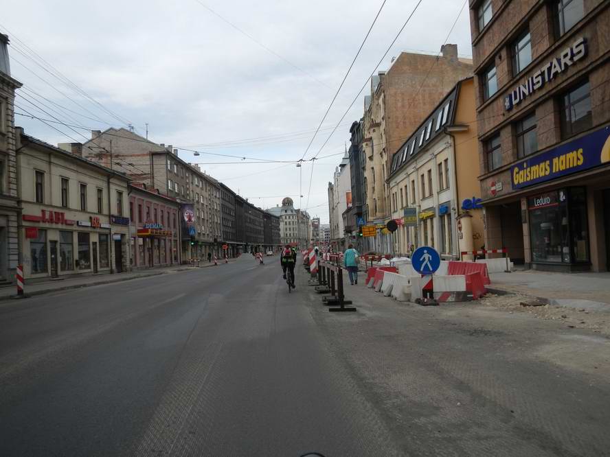 Участники едут по улице Бривибас