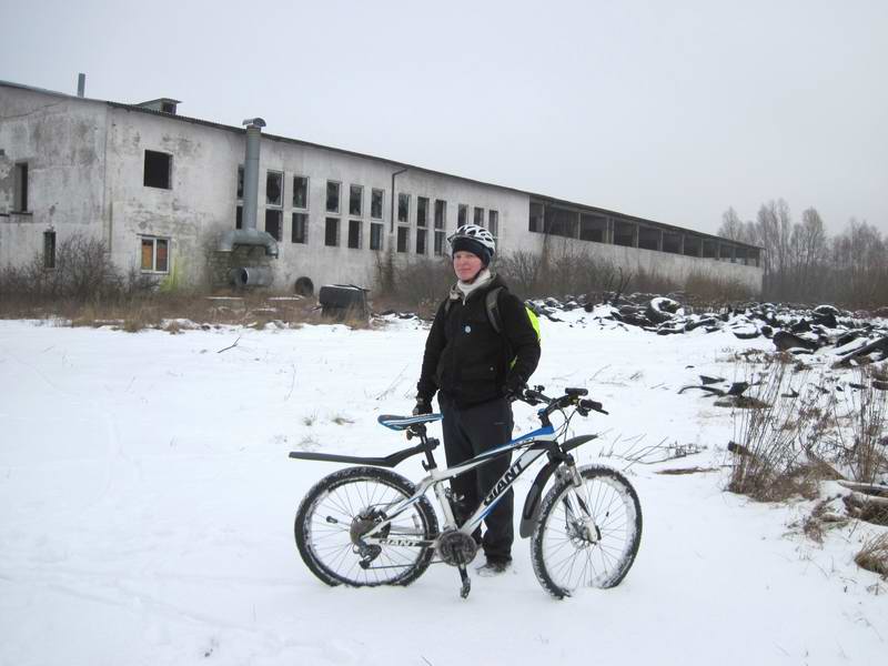 Сергей Клочков на фоне заброшенного здания