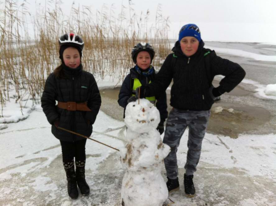 Снеговик на берегу Приморской бухты
