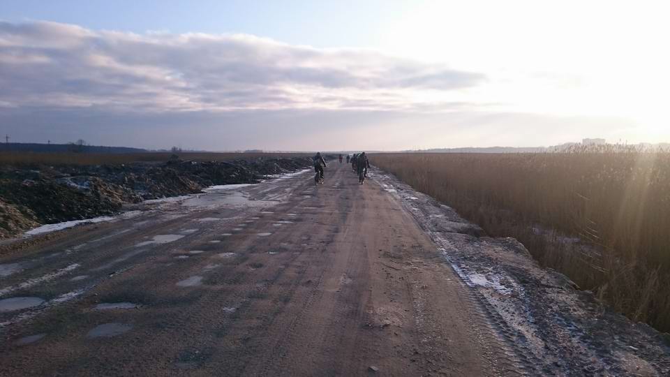 Выехали на грунтовку, по бокам болото