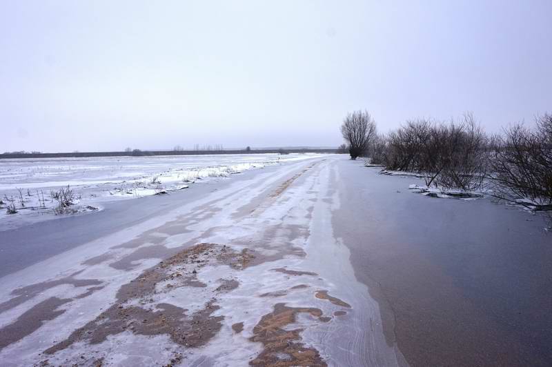 ...потому что дорога уходит под воду