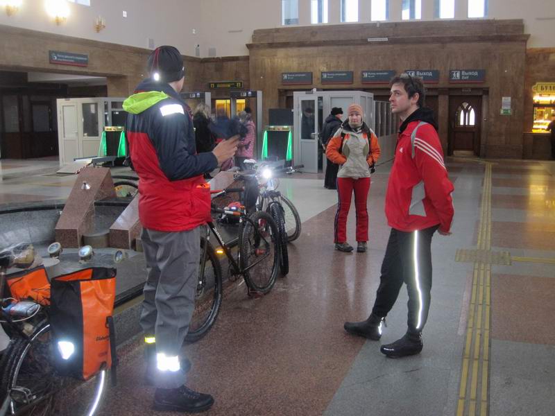 Собираемся на Южном вокзале. На фото Александр Муравьёв, Наталья Чернова, Олег Антонян