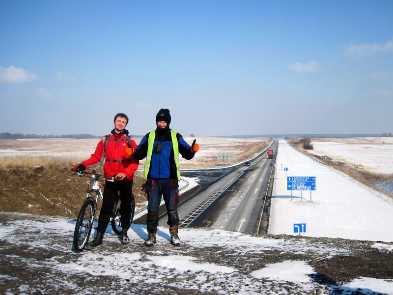 Олег Антонян и Сергей Мезенов на мосту через Берлинку