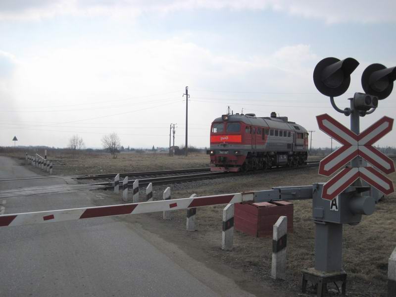 Пропускаем тепловоз на переезде в Голубево