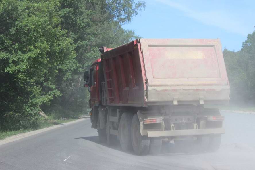 Грузовики выскакивают прямо перед велосипедистами