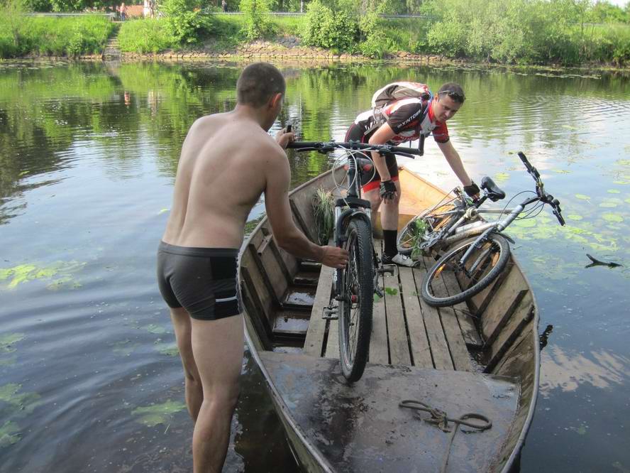 На общественной лодке