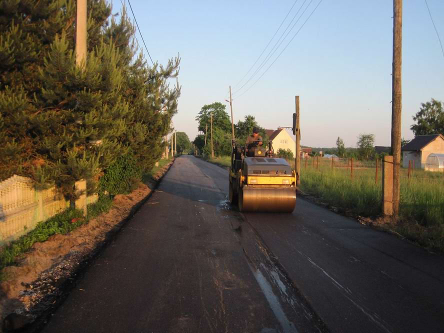 На окраине города ремонтируют дорогу