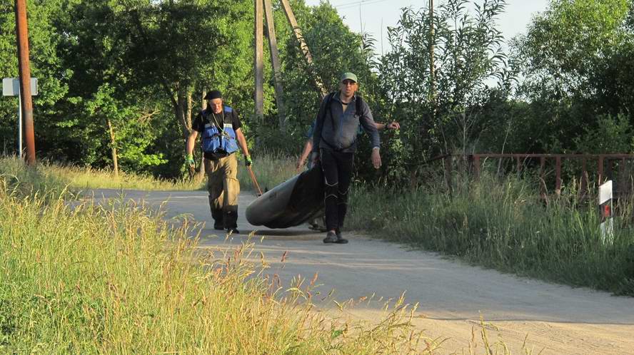 Перенос байдарки через дамбу в Плодовом