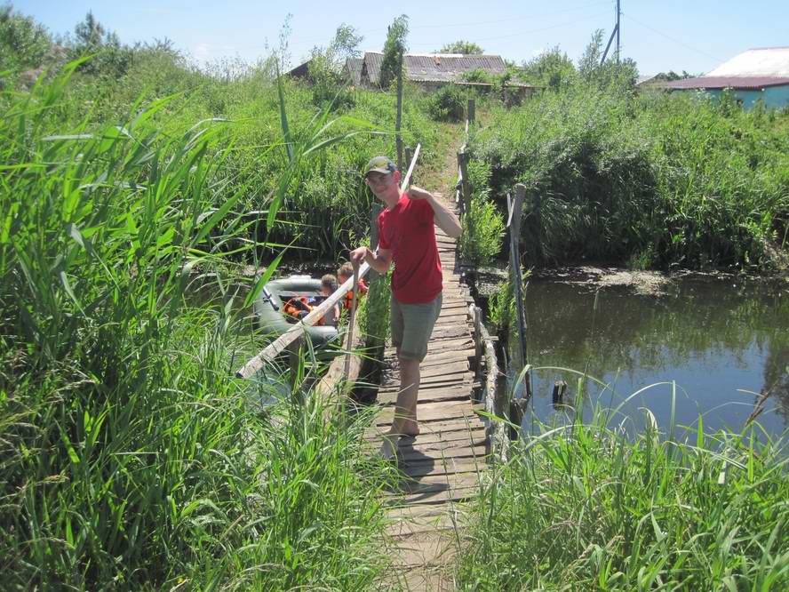 Дмитрий Ногин на самодельном мосту в Вишнёвке