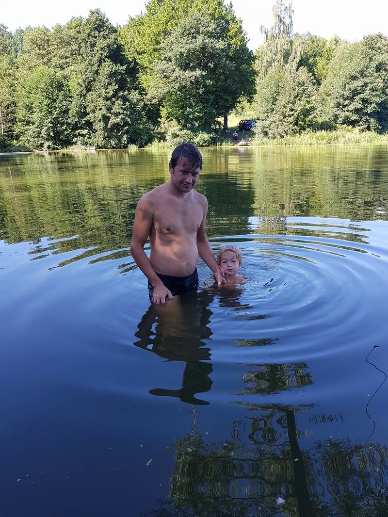 Сергей и Илиана Мезенова купаются