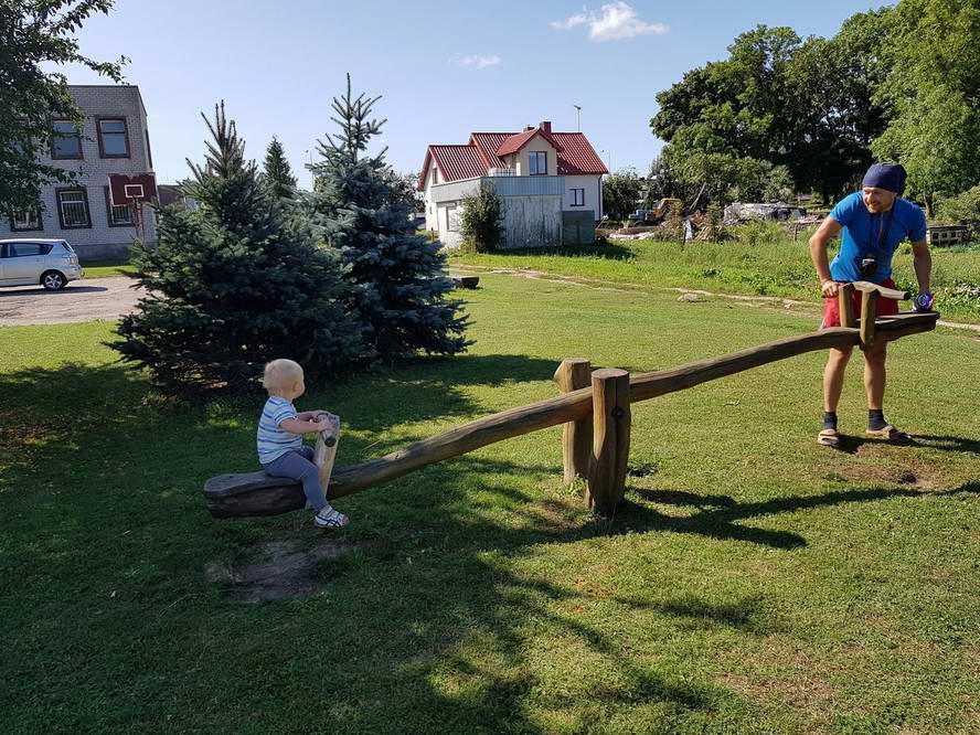 Остановка на детской площадке в Лумпенае