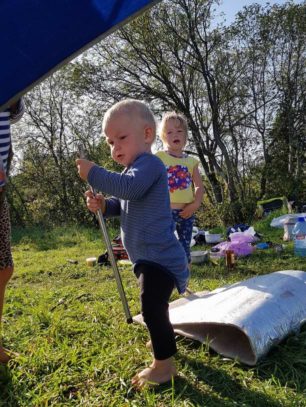 Дамиан помогает разбирать палатку