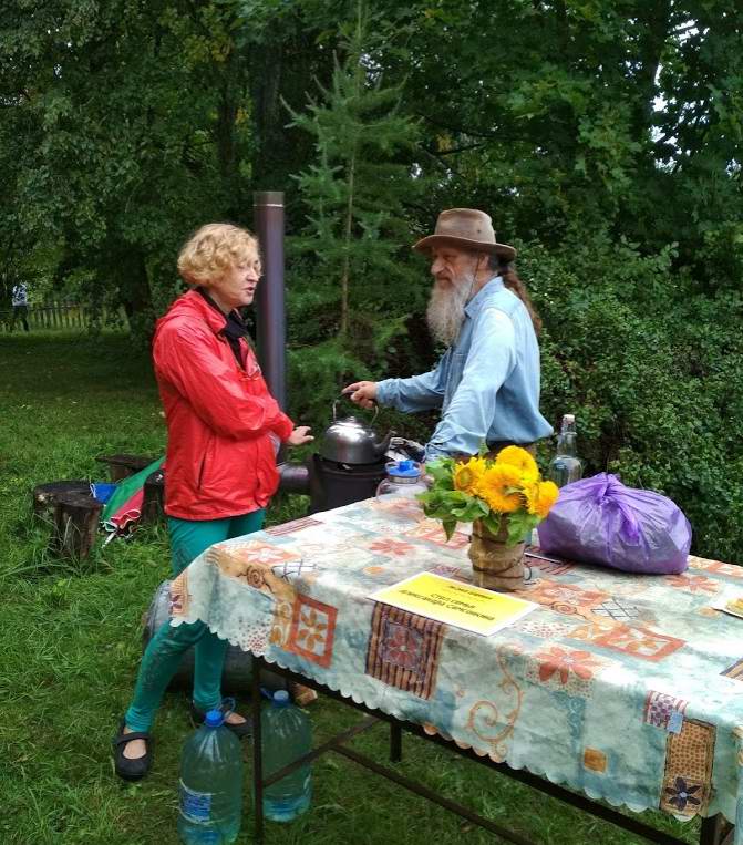 Елена беседует с Александром Самсонкиным , жителем хутора Боровиково.