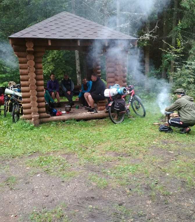 Около лесного замка , Сергей готовит нам яичницу на портативной печке .