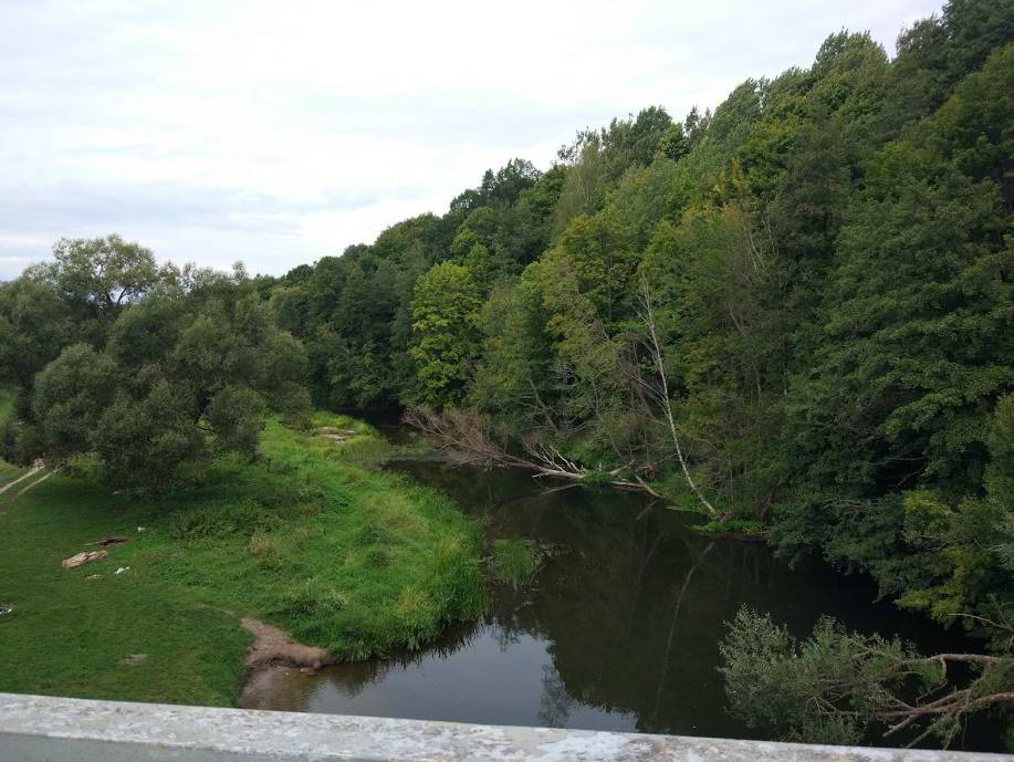 Вид с моста на запад .