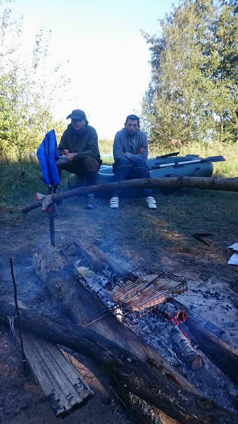 Жарим шашлык из курицы, некоторые спят на ходу