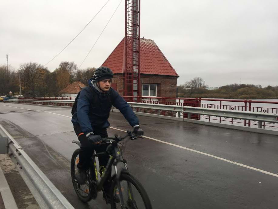 Андрей Данильченко на мосту.